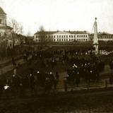 Первомайская демонстрация проходит мимо братских могил, Моршанск, Красная площадь, 1932 г.
