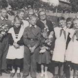Тамбов, 1946 г. Учительница школы глухонемых Е. М. Астахова с учениками (изображение предоставлено В. Л. Дьячковым)