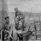 I Мировая война, на позиции, второй справа сидит поручик Борис Терпиловский, май 1917 г.