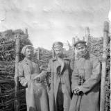 I Мировая война, на позиции, посередине поручик Борис Терпиловский, май 1917 г.