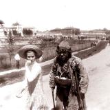 Девочка и нищий, Тамбов, 1910-е гг.