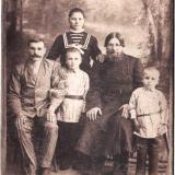 Иванова (Кудрина) Мария Сергеевна с отцом, братом и племянниками, 1917 г.