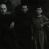Беляков Михаил Федорович (1898-1968) – заведующий земельным отделом Тамбовского губисполкома в 1921 г. с детьми погибшего брата Петра Белякова, переданными ему на воспитание. [1923 г.]