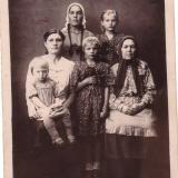 Семья И.Г. Милосердова, бывшего «антоновца», участника тамбовской делегации «ходоков» к В.И. Ленину 14 февраля 1921 г. Дата и место съемки неизвестны